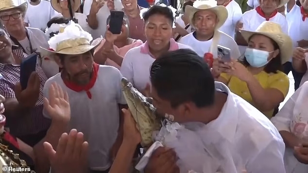 巿長和鱷魚舉辦了盛大的婚禮，民眾們也紛紛前來祝福