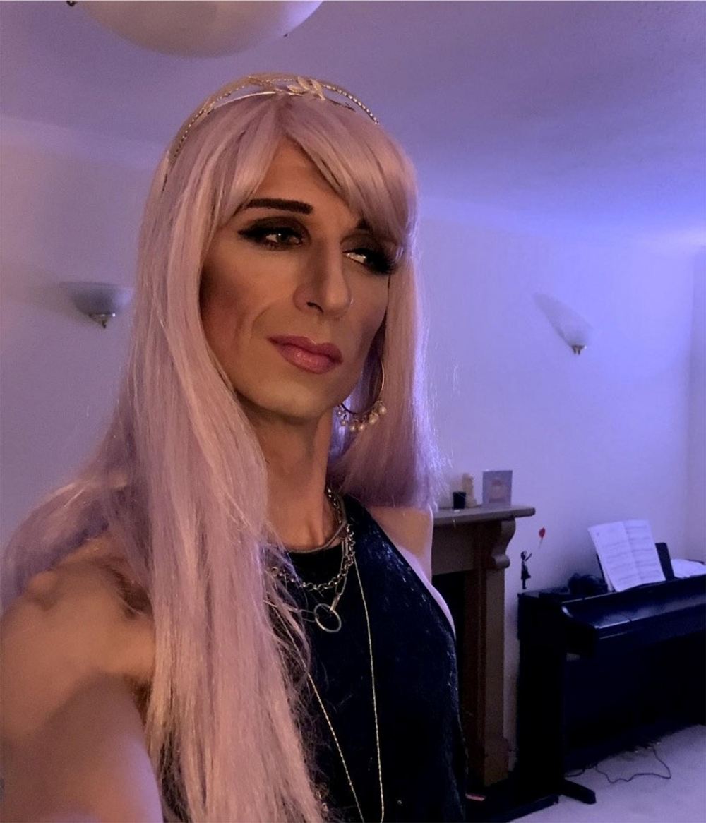 Dave是「非二元性別(Non-binary gender)」的一員,自我性別認同即不屬於男性,也不屬於女性。