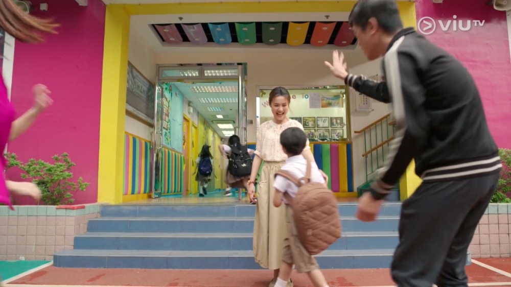 女友每日放工都要到補習社接送小孩回家