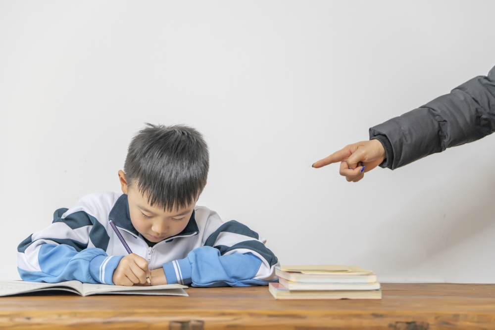 哭訴自己因公開試失手而被父母責罵