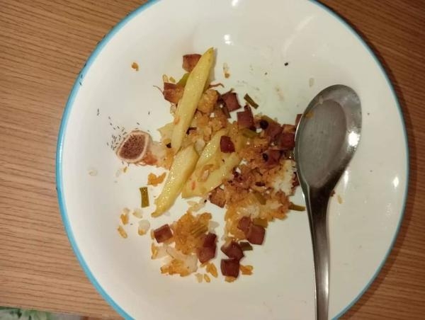 用完的碗碟無人清理。