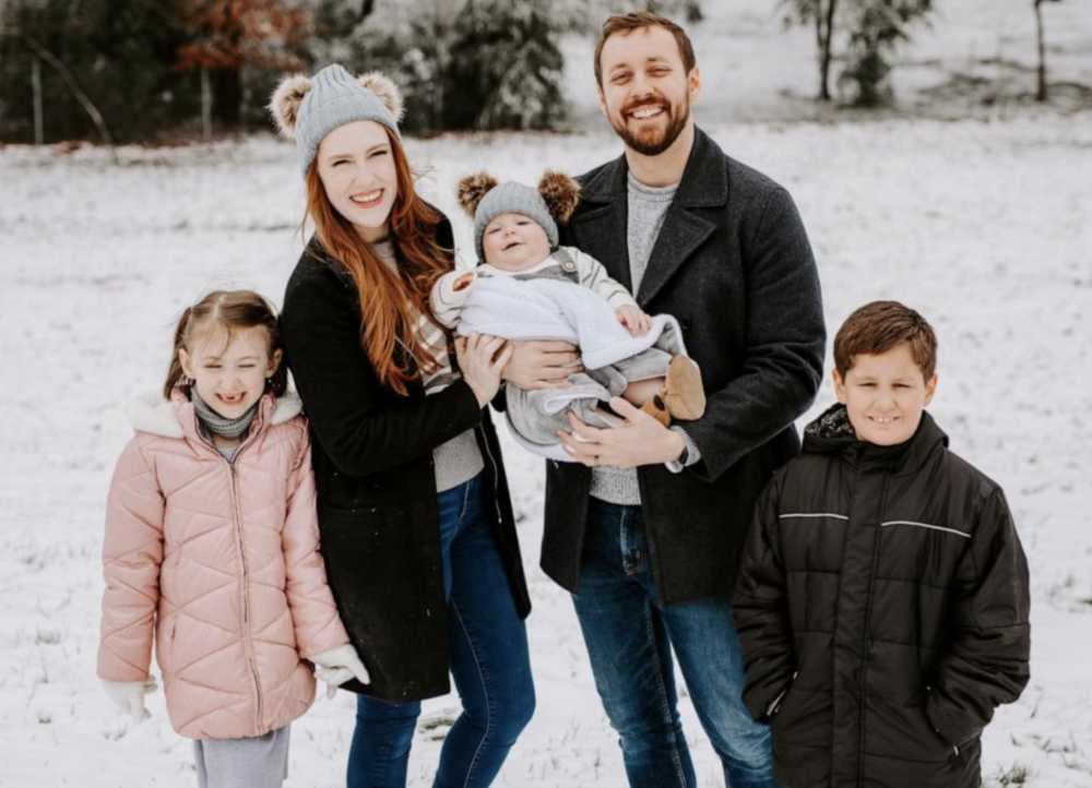 母親離開後，Chloe成了妹妹的監護人。