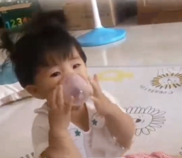 B女開始掙扎,爺爺才知道差點出意外。