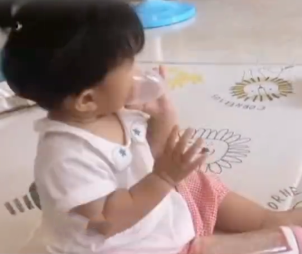 隨後再將樽蓋摀住口鼻。