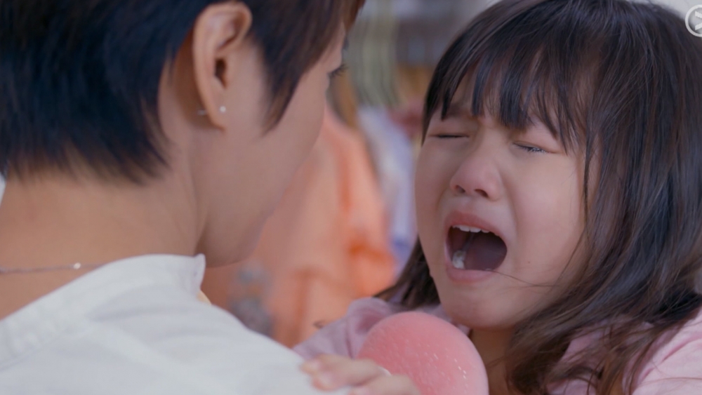 女兒在幼稚園被老師懲罰，不敢出聲默默忍受