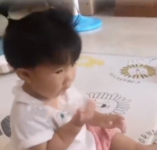 內地一個8個月大B女在玩奶樽蓋時差點出意外。