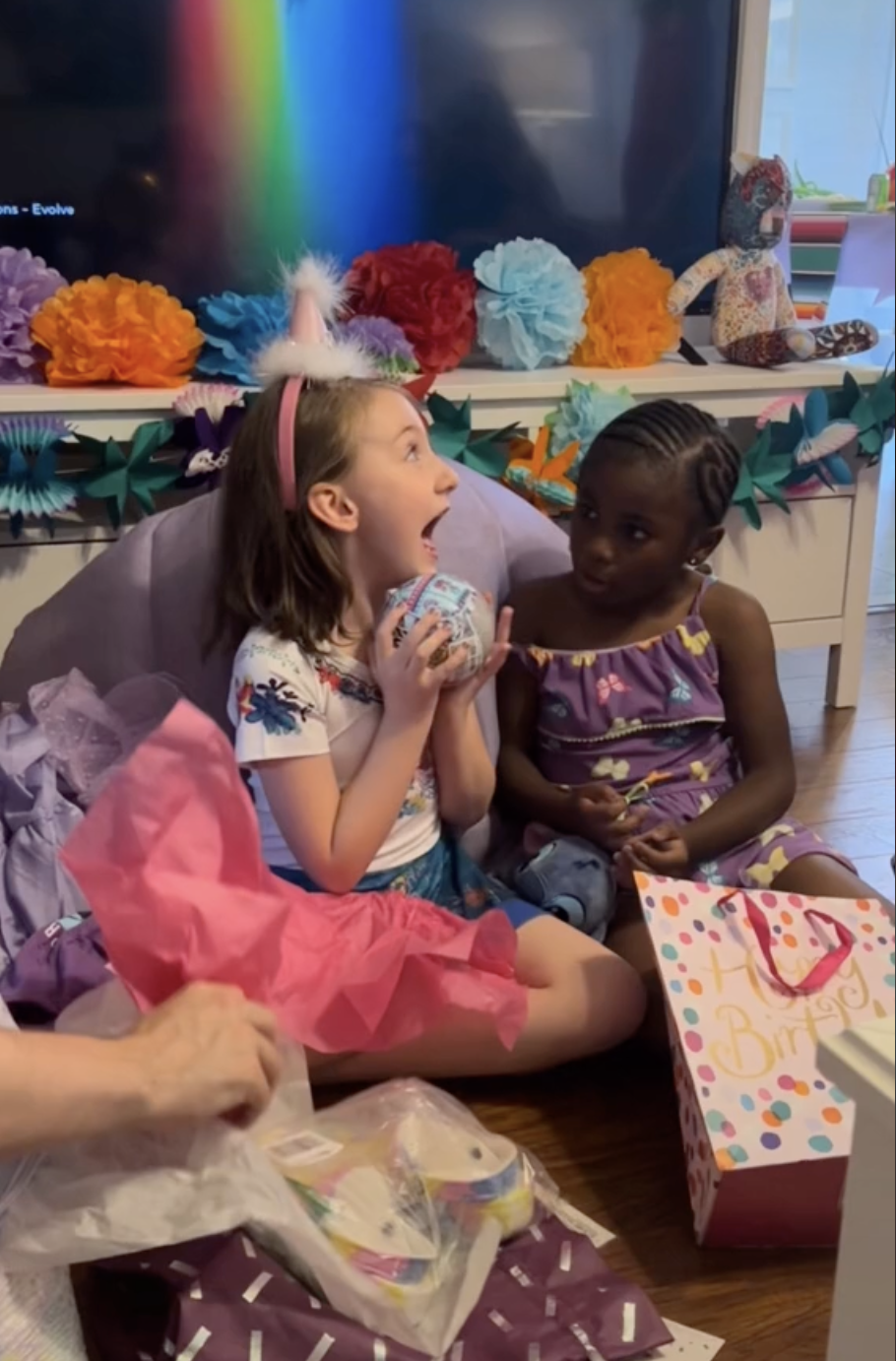 妹妹告訴姊姊：「我感覺被重視，那是我生命中最特別的一天。我真希望媽媽在這裡，但事實就是如此，所以每一天都要開心。」