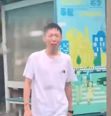 老婆看到老公變成「落湯雞」