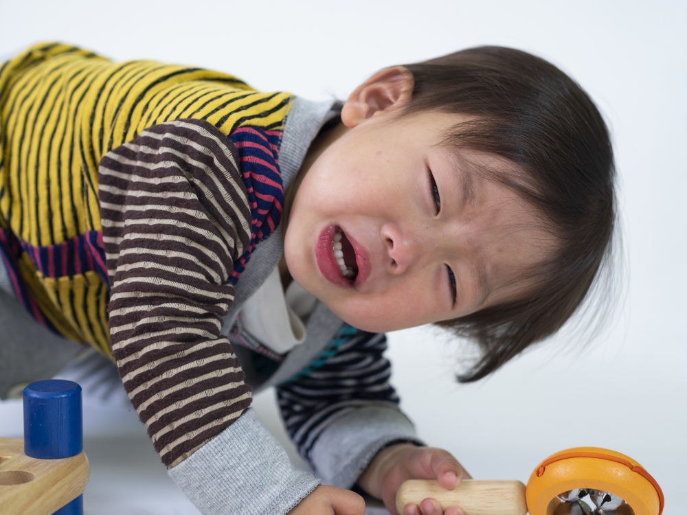 2歲弟弟哭着找媽媽忍藉