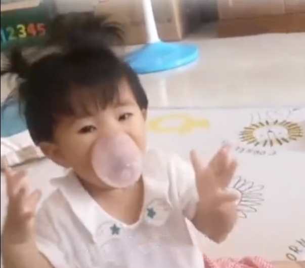 B女大力吸氣,令樽蓋吸實。