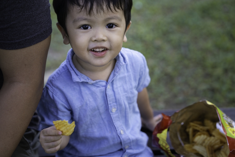 奶奶常餵孩子吃垃圾食物。