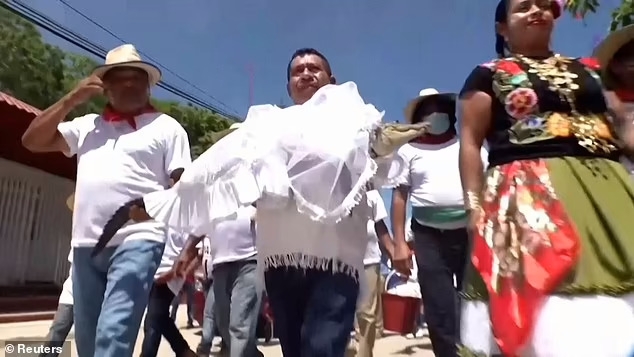 巿長一路抱着鱷魚新娘上街遊行