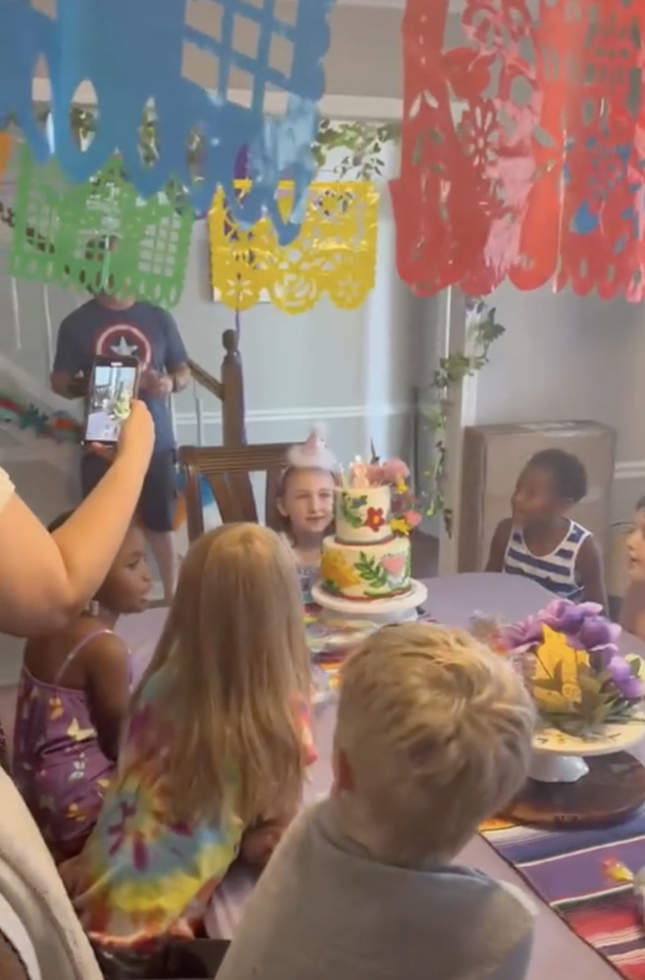 現場來了一班小朋友，大家為妹妹唱生日歌。