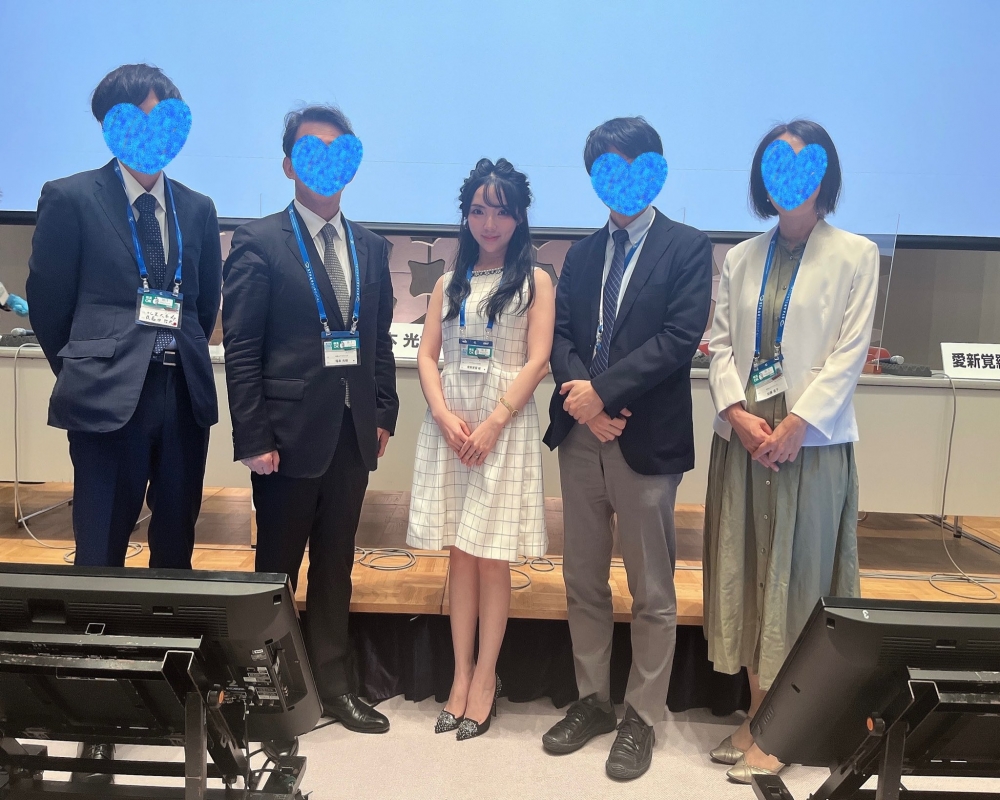 愛新覺羅維出生於中國的遼寧省，18歲到日本留學，2018年成為了大井町眼科診所的院長