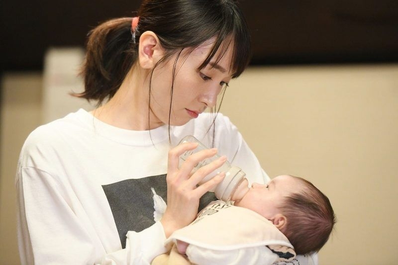 妻子一直在家專心照顧孩子。