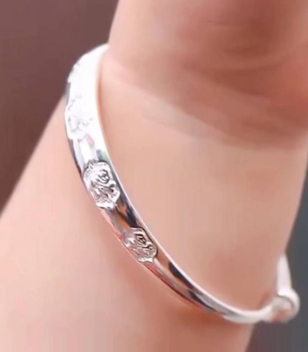 有媽媽因為BB銀手鐲變色,揭發孩子汞中毒。