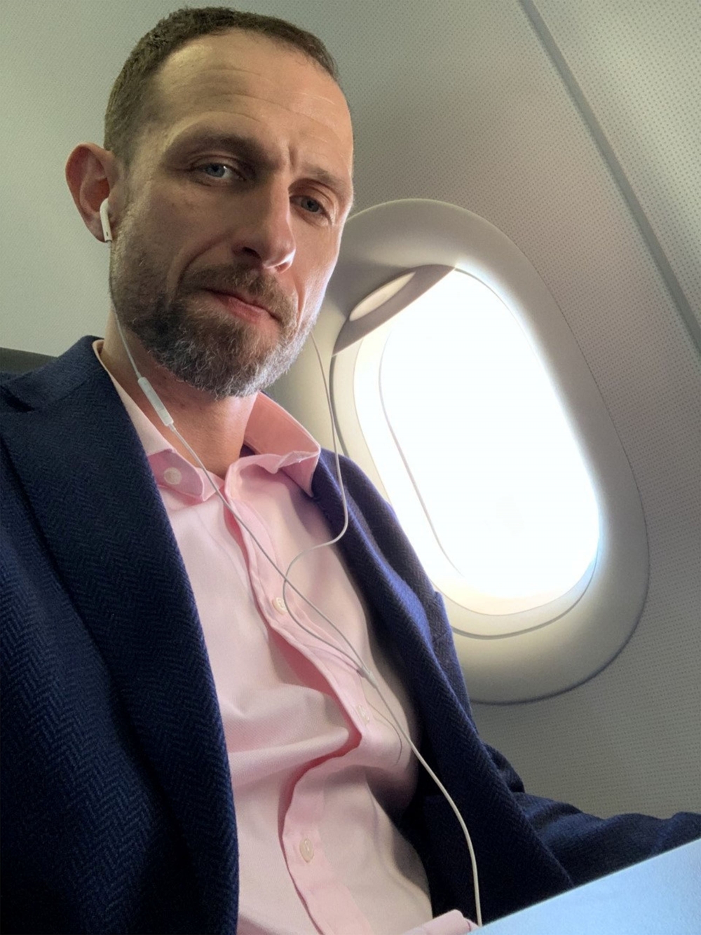 作為IT專員的Dave Moore平時經常以嚴肅的形象示人。