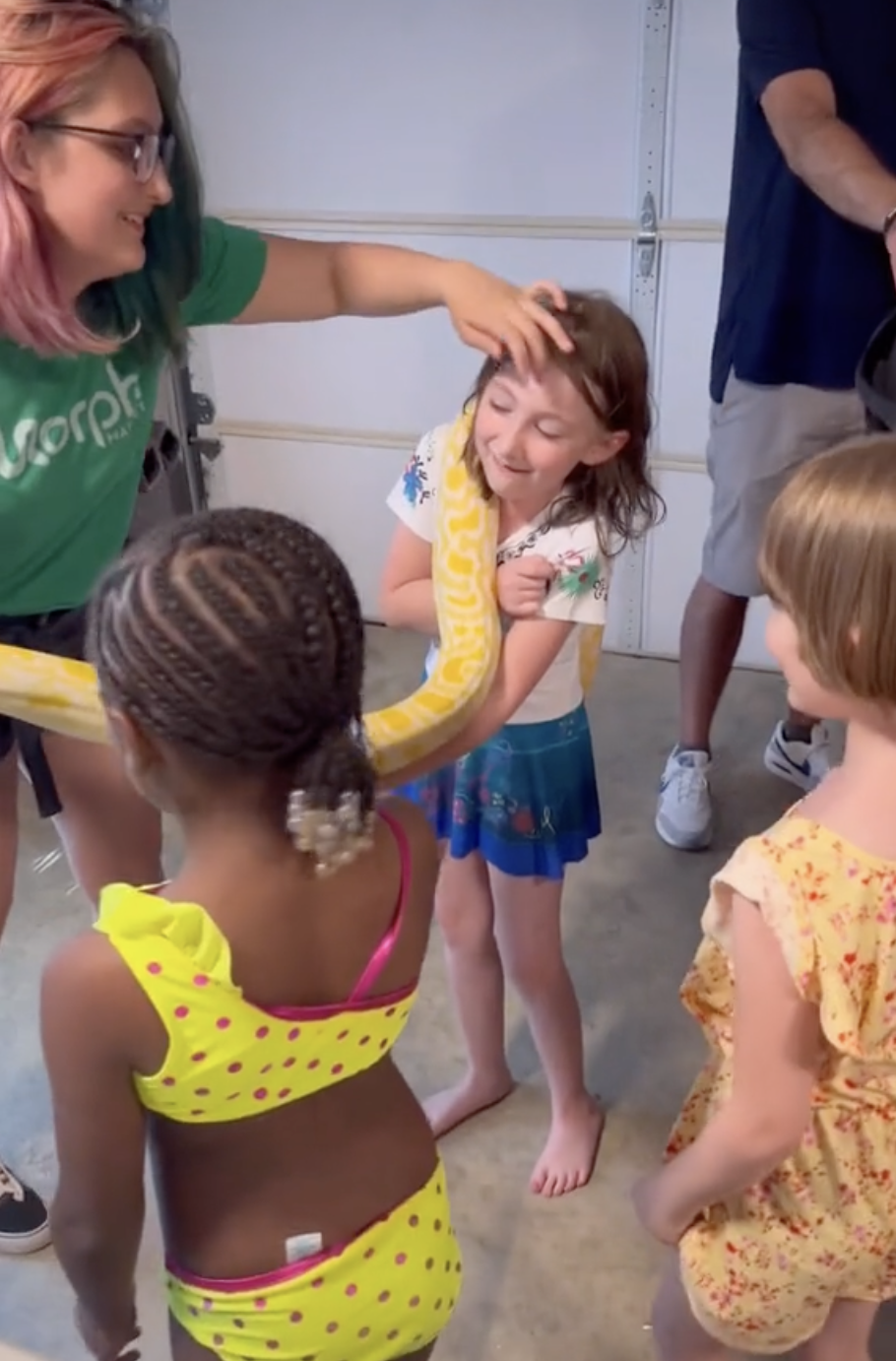 有網民帶了蟒蛇、蜥蜴、馬匹等，大家玩得不亦樂乎。