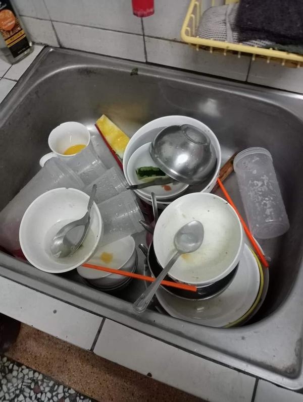 人妻搬入夫家後,發現他們的衞生意識非常差。