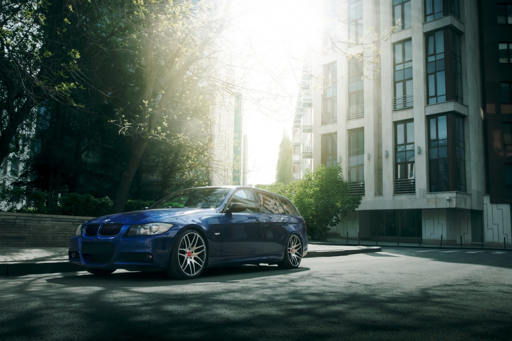 家中會揸寶馬來接送女生上學，引起同學注意。