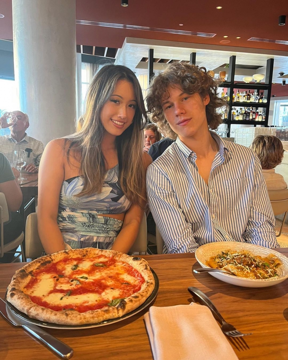 少女結識了新男友，原本以為永遠不能介紹男友給媽媽認識