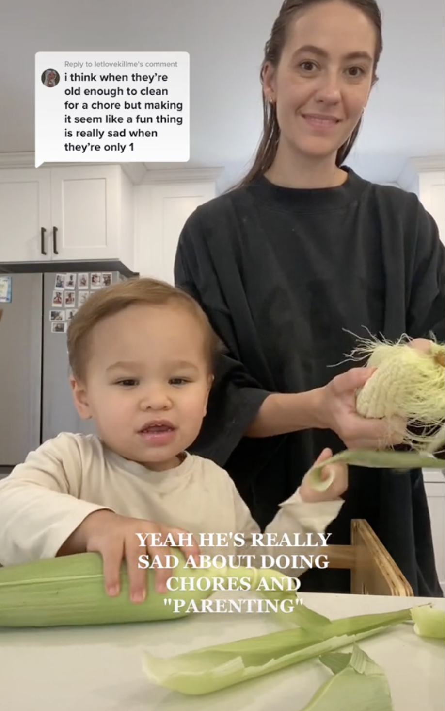 Lex放手讓兒子參與廚房工作。