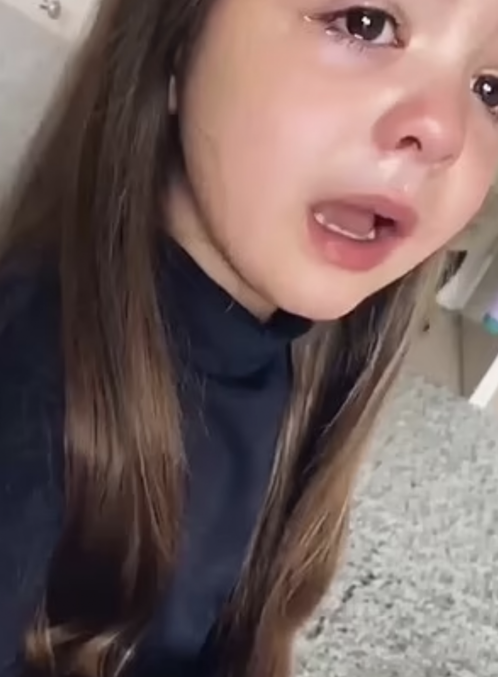 女孩得知長大後要做沉悶家務，忍不住大哭。