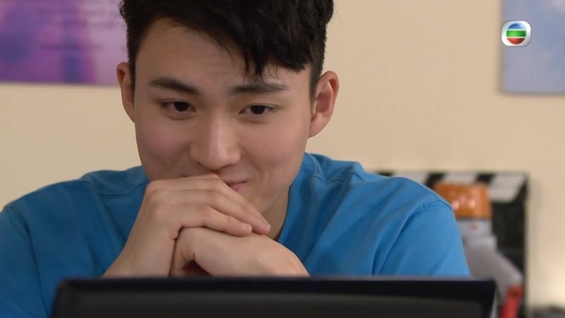 孫兒和爺爺到公園裡散步，遇見一名非常漂亮的女子