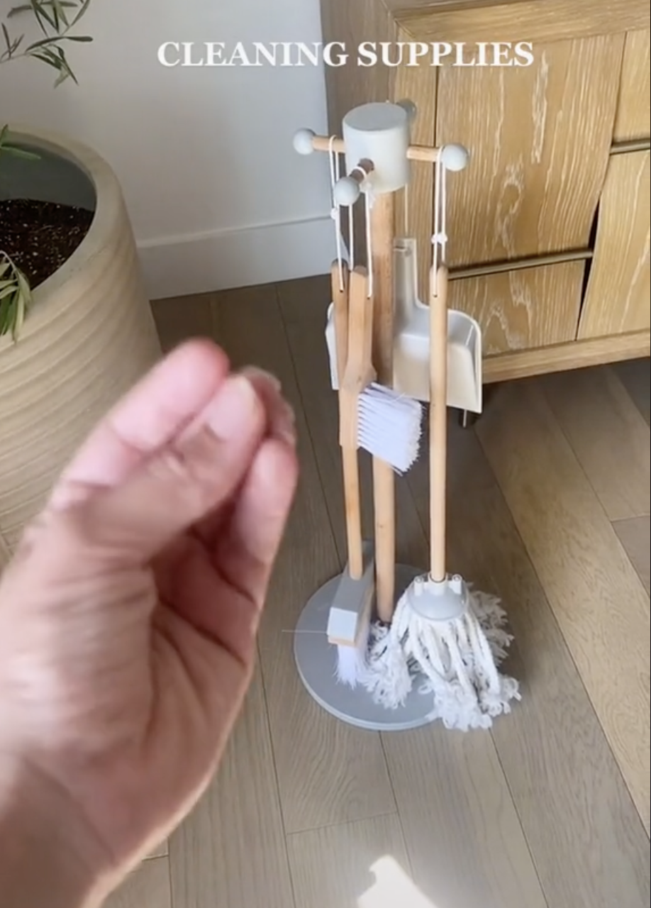 還有迷你掃把套組。