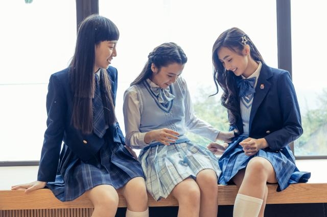 老師發現學生夏天仍堅持穿外套或羊毛衫,感到不解。