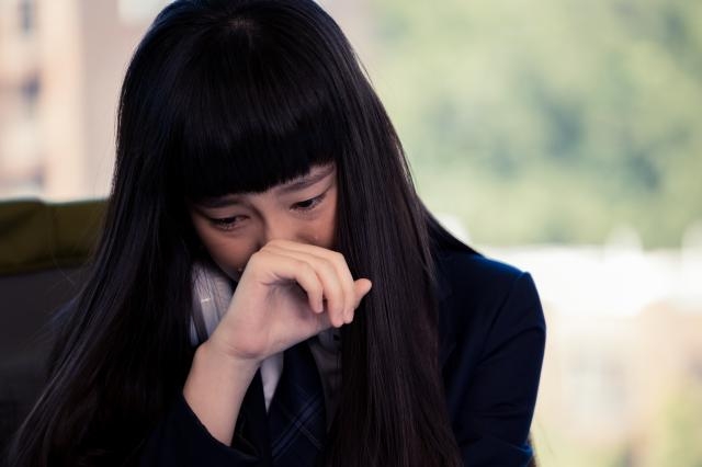 巴士司機故意假裝大聲打電話報警,才嚇得兩個學生連忙低頭道歉