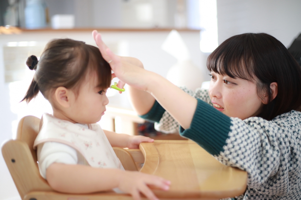 人妻見天氣炎熱，欲帶2歲女兒去剪頭髮。