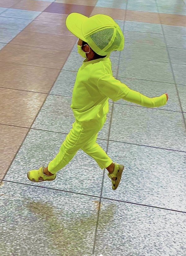 男童走在街上非常奪目。