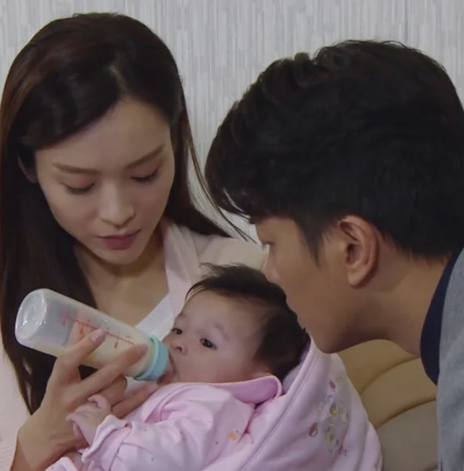 此舉遭到奶奶的責備，表示媽媽對照顧孩子一竅不通。