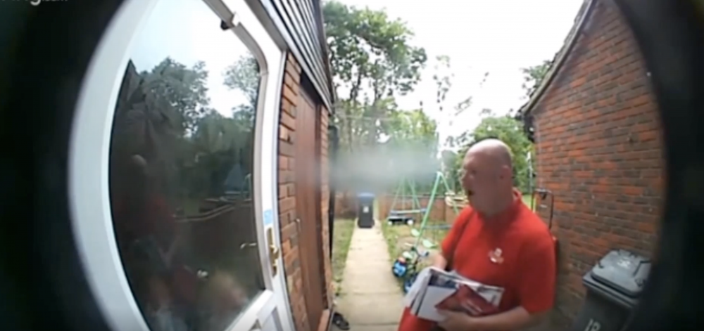 女兒回答媽媽正在上廁所，超直白回答令郵差「O咀」。