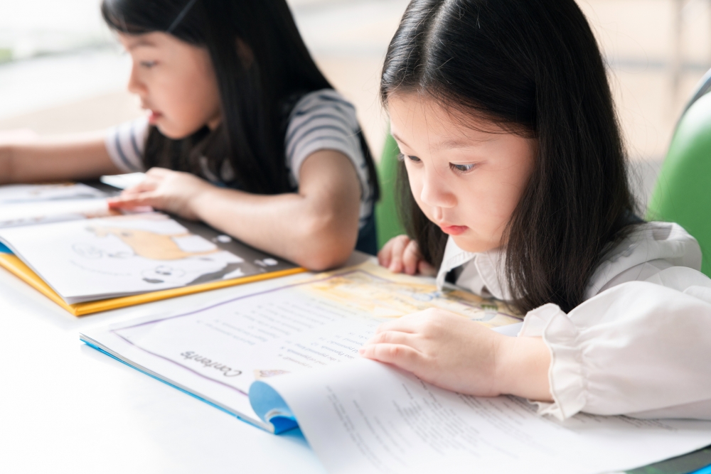 來到暑假尾巴，家長應該繼續幫孩子複習課業，以及協助他們調整心態。