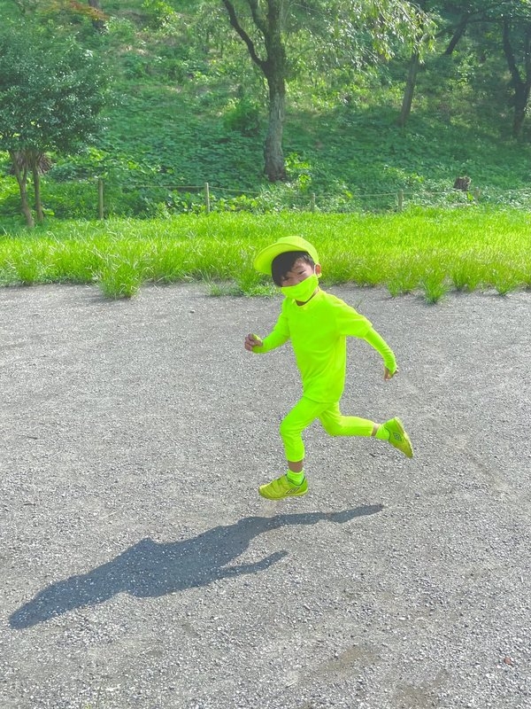 嫲嫲為了愛孫而特製螢光衣。