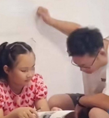 出身名門學府的爸爸本想著教導孩子並非難事，怎料卻屢屢受挫