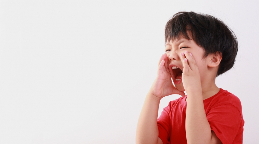 網民批評母親，指她沒辦法控制小孩就別帶出門。