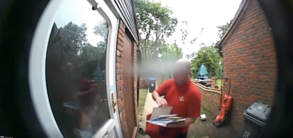 事主剛好有事走不開，郵差到來時女兒幫忙應門。