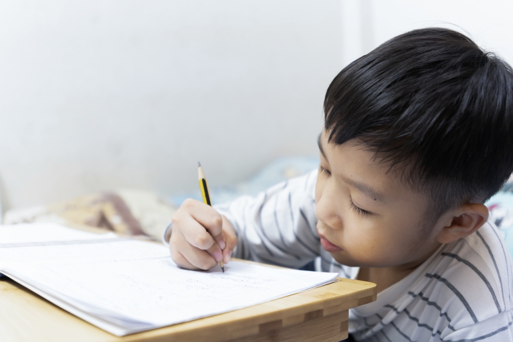 小朋友在開學前一日用1個鐘完成40篇暑假日記。