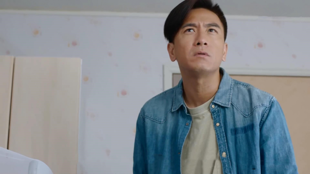 爸爸在工作時突然收到學校電話。