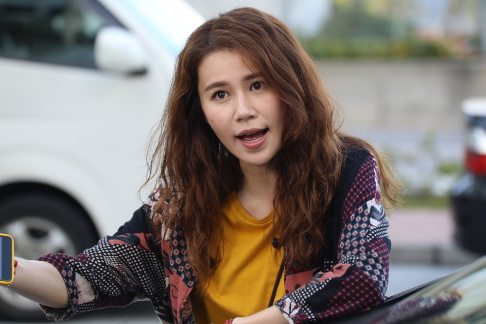 人夫透露妻子婚後不愛打扮,甚至不穿胸圍出街接送女兒。