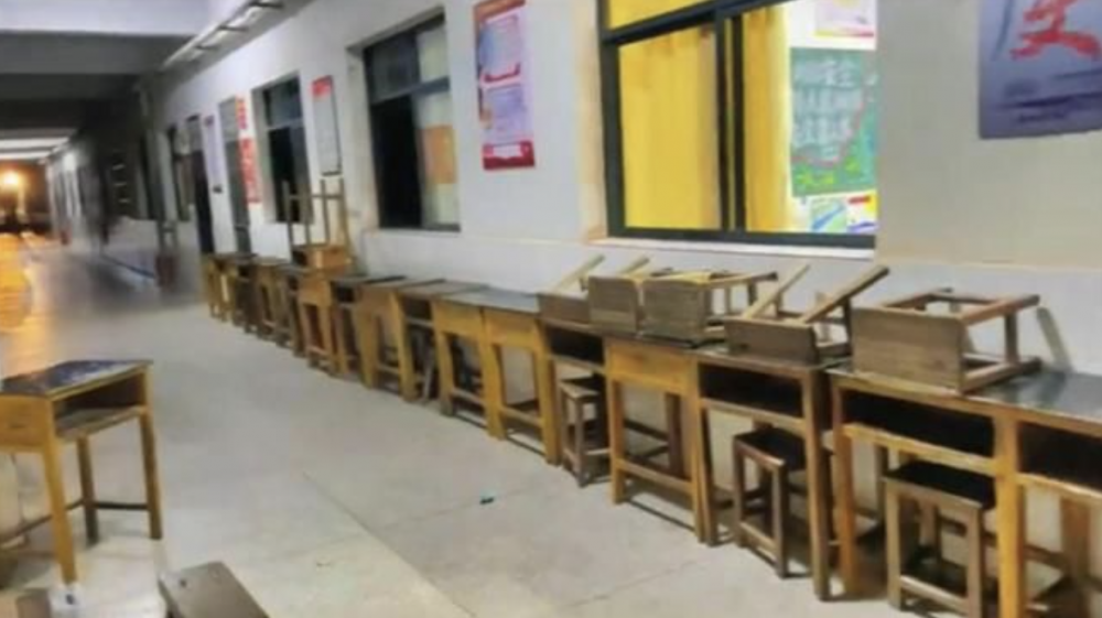 女兒學校原本的桌椅。