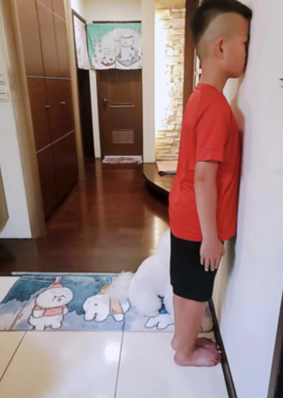 邦妮一步也不離開。