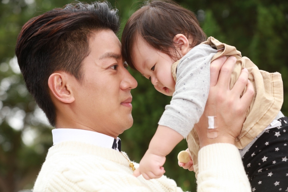 弟弟一家生了孩子後交給父母照顧。