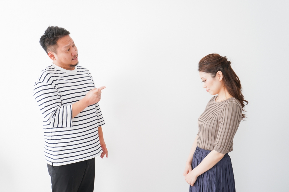 男子要求媽媽帶腦癱女兒離開孕婦所在區域。