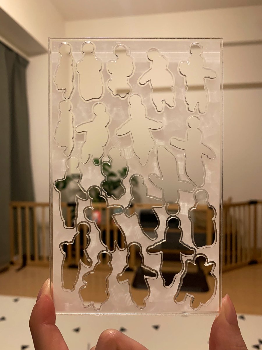 鑰匙扣吊飾是由亞加力膠片製作而成。