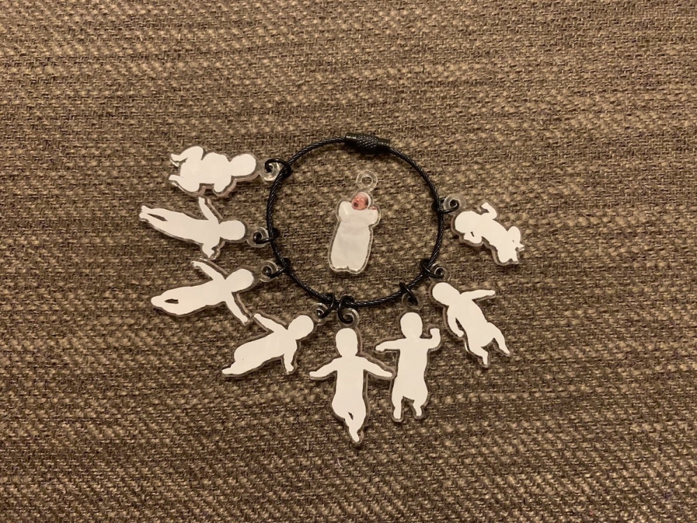 鑰匙扣吊飾背面可清楚看出BB各種形態。