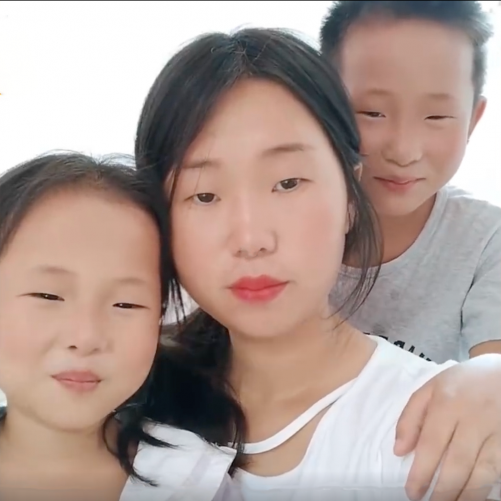 姨仔很愛錫姐姐的一對仔女。